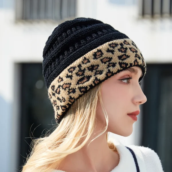 Bonnet Léopard extensible chaud en gros plan