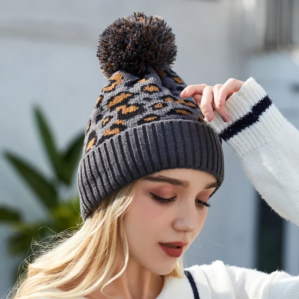bonnet tricot pompon léopard